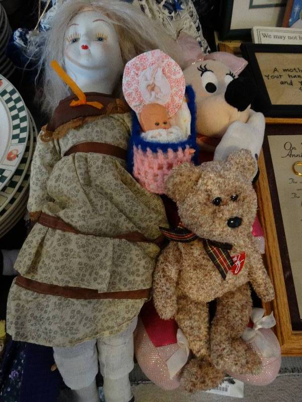 lot 291 image: Lot of plush toys and art