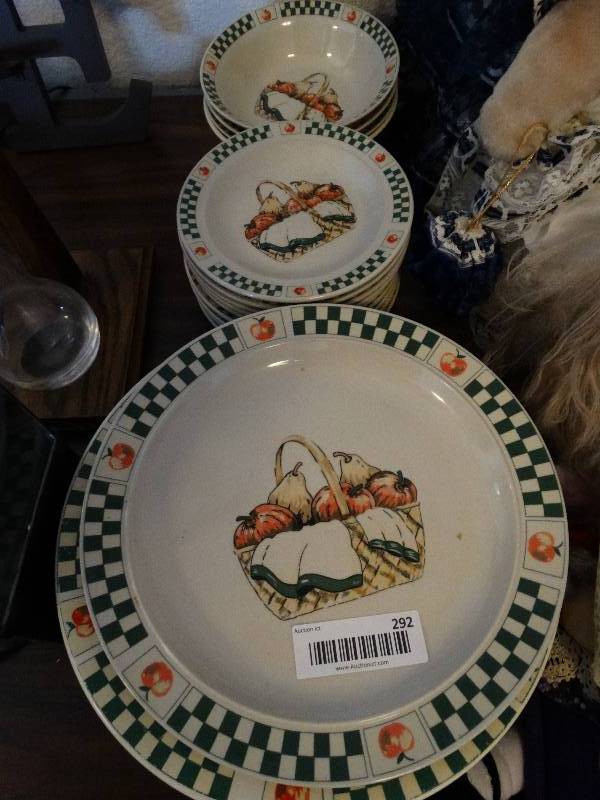 lot 292 image: 22 piece Apple dish set