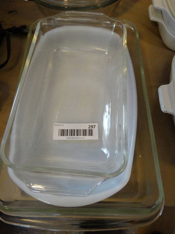 lot 297 image: Various glass bakeware & pie pans
