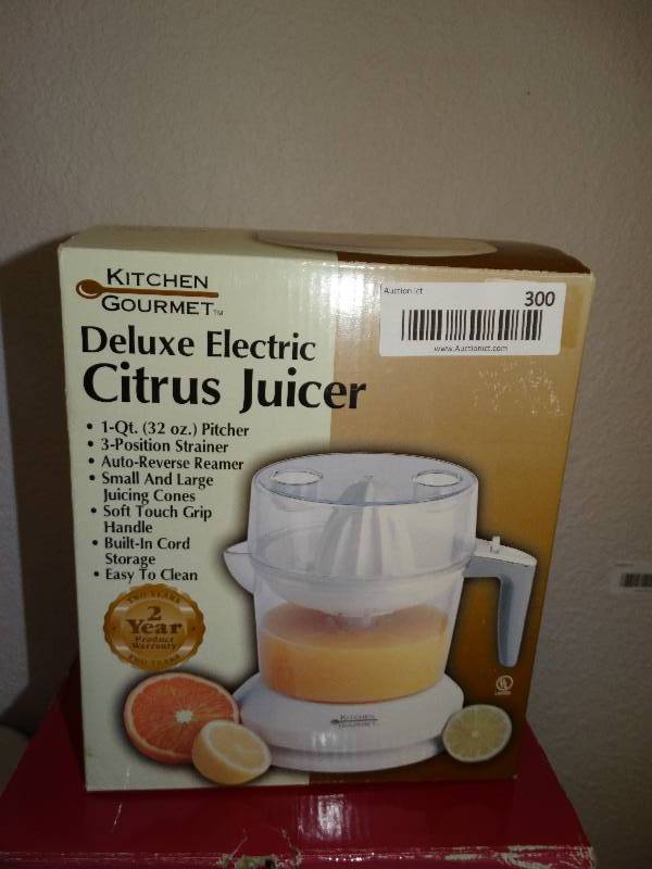 lot 300 image: Electric juicer & magic bullet dessert maker