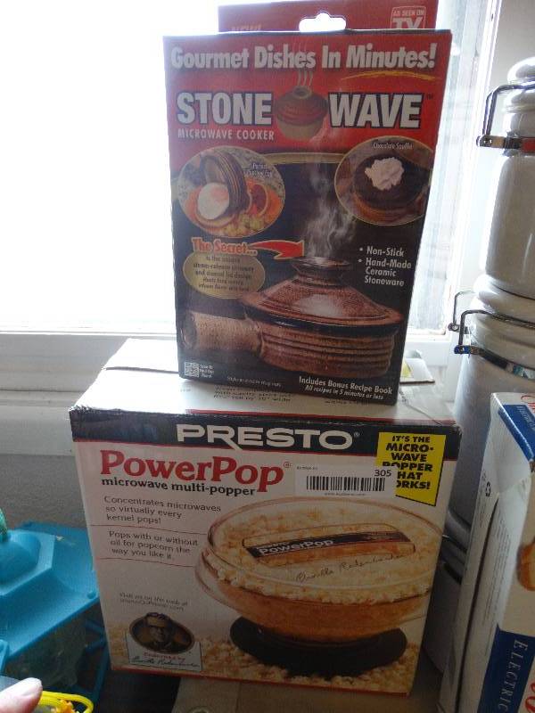 lot 305 image: Stoneware microwave cooker & Presto power pop microwave popper