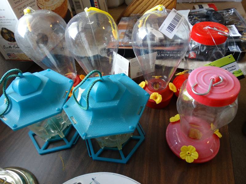 lot 306 image: Lot of hummingbird & bird feeders