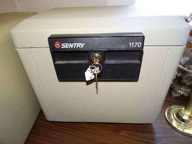 lot 309 image: Sentry 1170 safe w keys