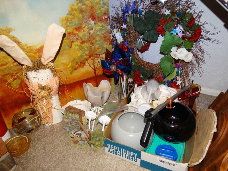 lot 319 image: Lot of various home decor- planters painting wreath
