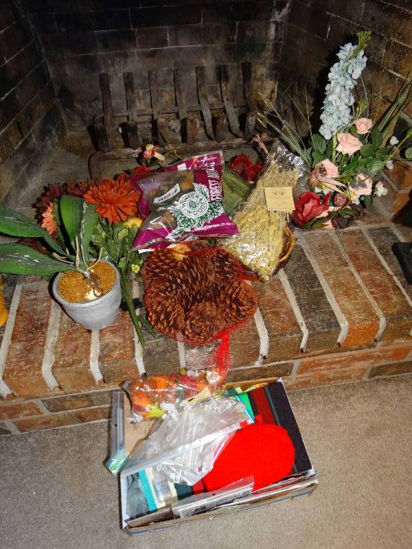 lot 321 image: Lot of floral decor & craft items
