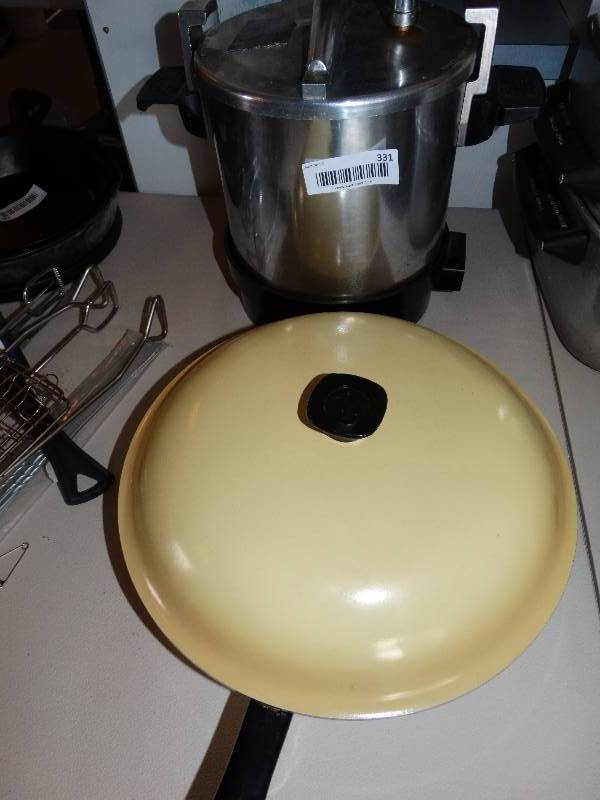 lot 331 image: Large skillet w lid & electric chicken fryer w cord
