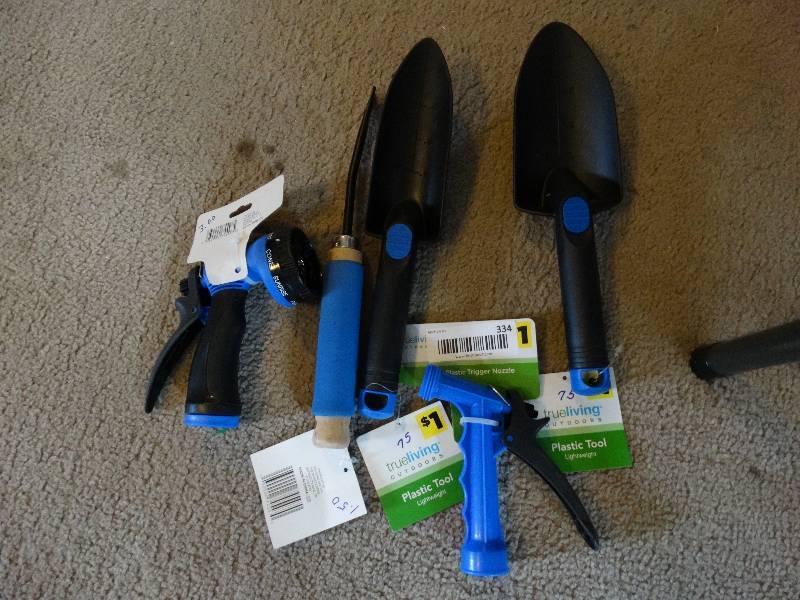 lot 334 image: Lot of new garden tools & hose attachments