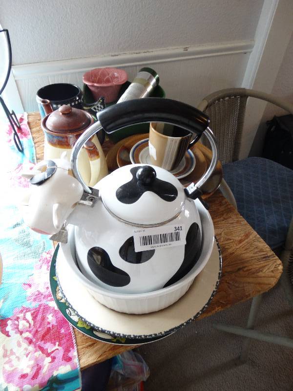 lot 341 image: Dishware, cow tea pot & serving pieces