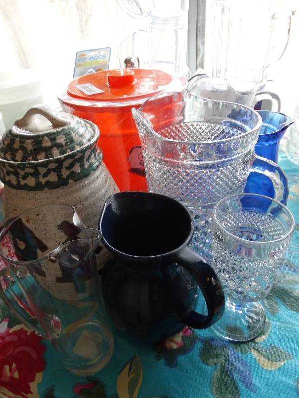 lot 343 image: Lot of pitchers, drink dispensers, set of Holiday glasses