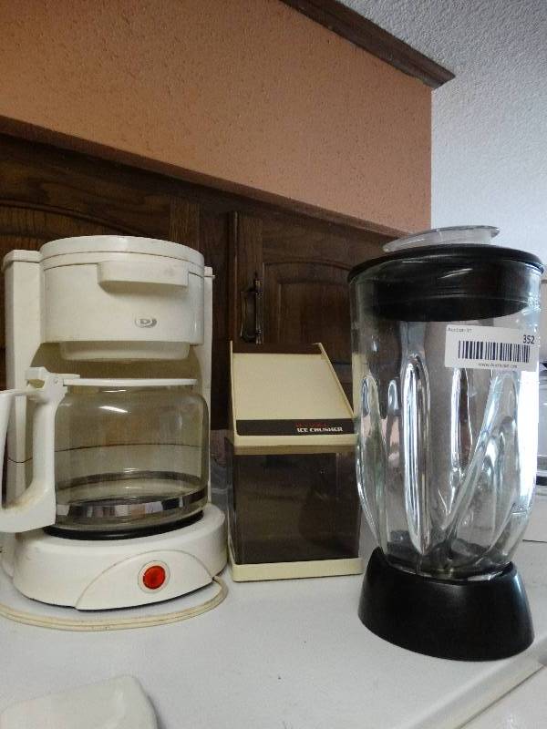lot 352 image: Blender pitcher coffee maker ice crusher