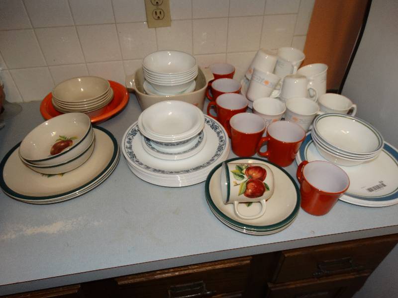 lot 353 image: Large lot of dinnerware & dishes
