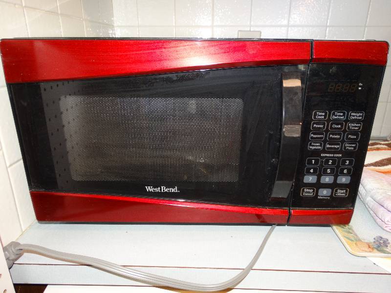 lot 357 image: Westbend 900 watt microwave w cooking trays