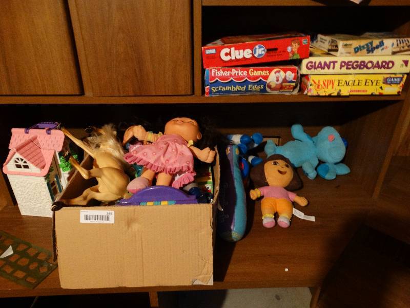 lot 365 image: Lot of toys & games