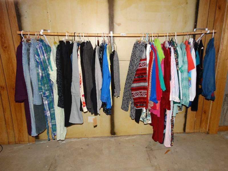 lot 372 image: Large lot of Womens clothing
