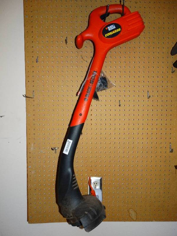 lot 382 image: Black & Decker cordless grass trimmer