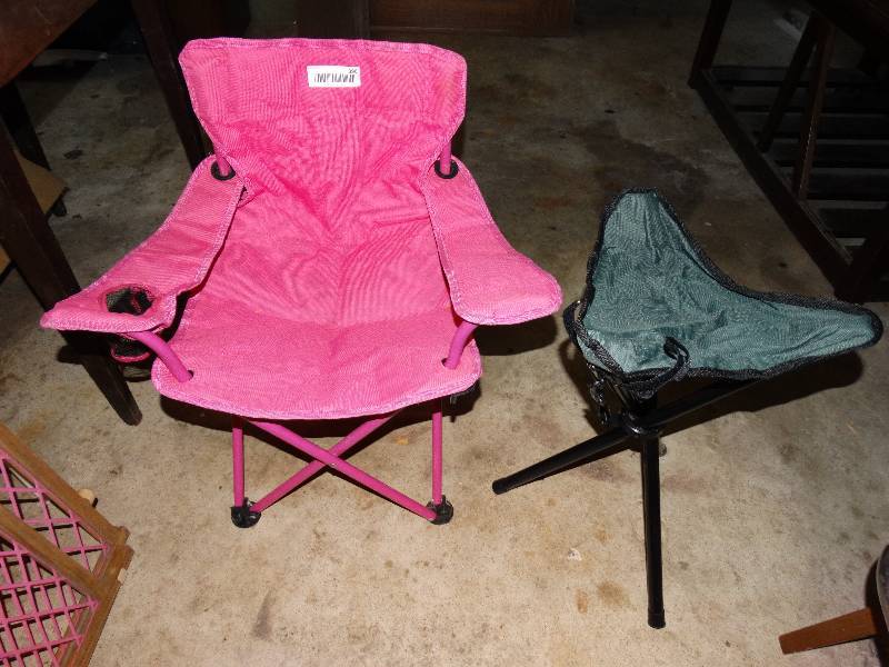 lot 396 image: Childs camp chair & folding stool