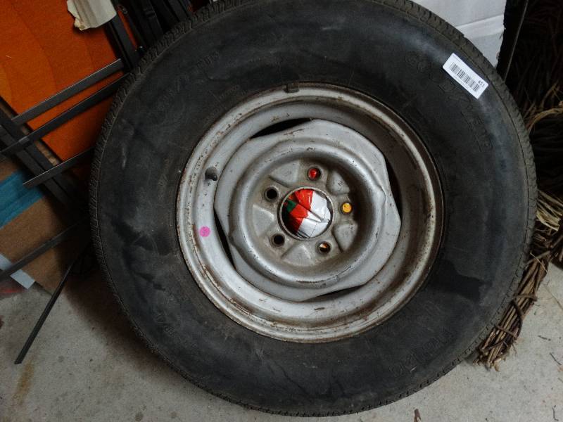 lot 411 image: Goodyear P23575R15 tirewheel & bag of ice melt