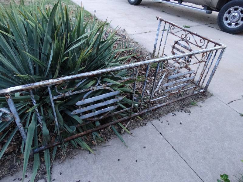 lot 160 image: Decorative iron railing- L shape