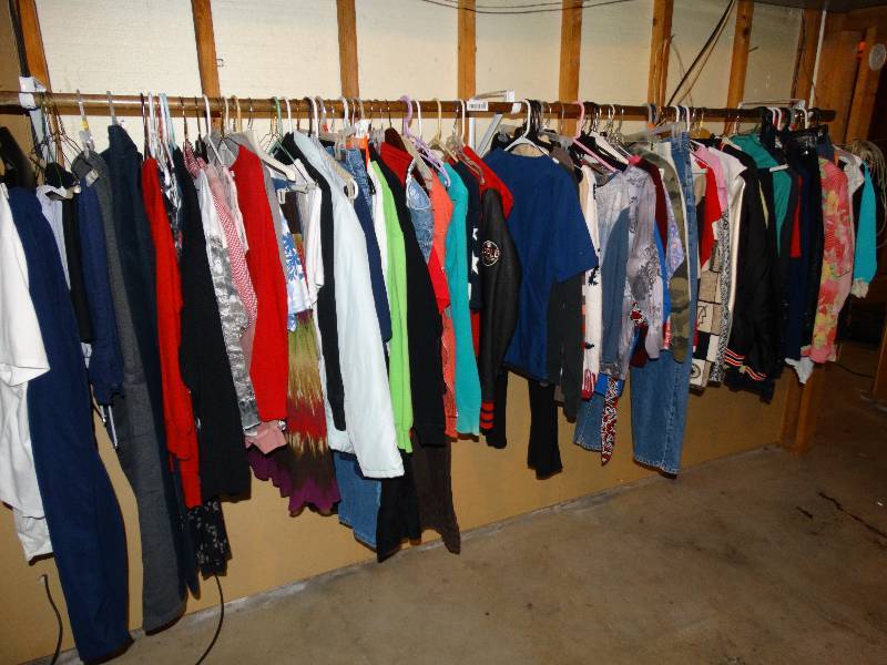 lot 375 image: Large lot of womens clothing