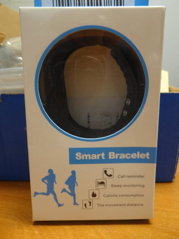 lot 103 image: Black smart bracelet- New in box