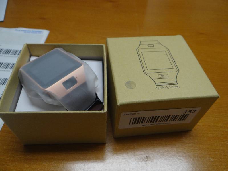 lot 132 image: Smart watch- New in box