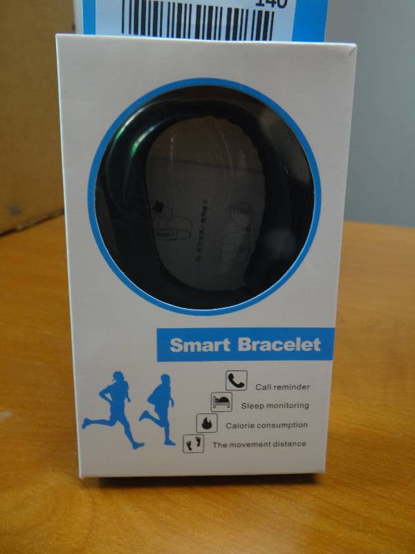 lot 140 image: Black smart bracelet- New in box