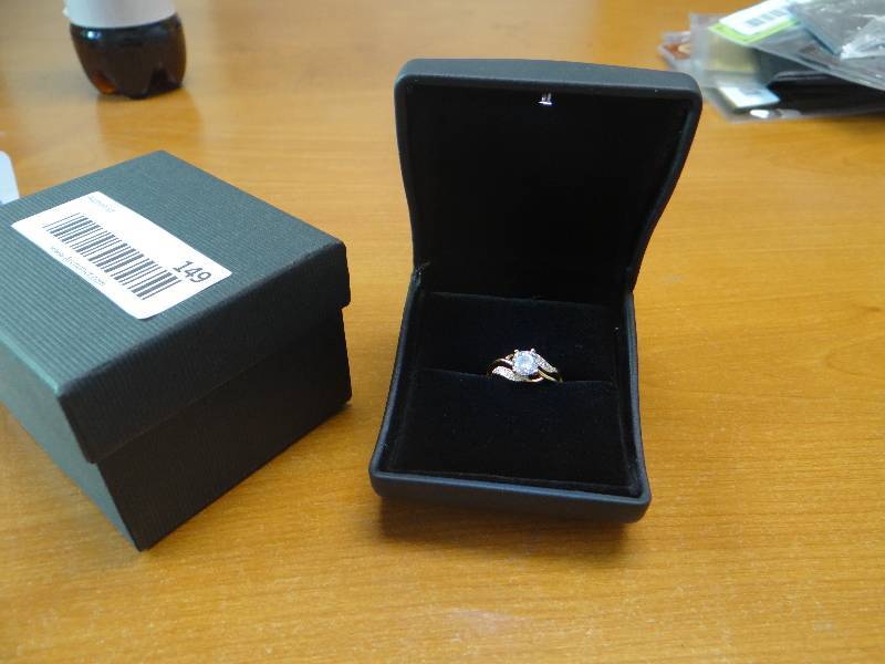 lot 149 image: Ladies designer ring w box