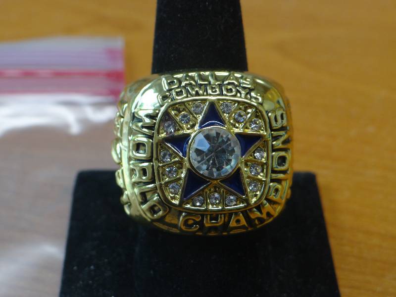 lot 150 image: Large Dallas Cowboys replica championship ring
