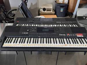lot 6907 image: (2) Yamaha PSR EW400 Electric Keyboards (DOES NOT WORK)