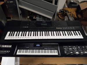 lot 6908 image: Yamaha PSR EW400 Electric Keyboard (UNTESTED)