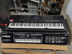 lot 6909 image: Yamaha PSR EW400 Electric Keyboard (UNTESTED)