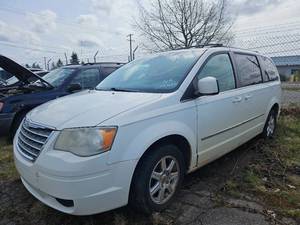 lot 12567 image: 2010 Chrysler Town and Country, FWD  WHITE