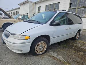 lot 12591 image: 1997 Chrysler Town and Country LXi  WHITE