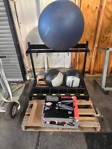 lot 19506 image: Assorted Weight Room Supplies