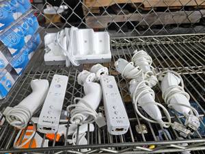 lot 21621 image: Nyko Charging station W Wii remotes