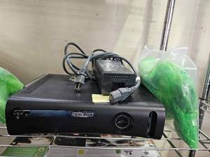 lot 21649 image: Xbox 360 W Controllers