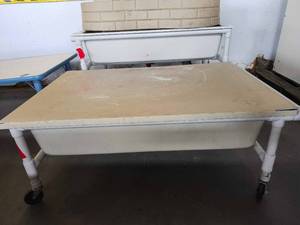 lot 22024 image: Toddler Size Sand Table on Caster WLid