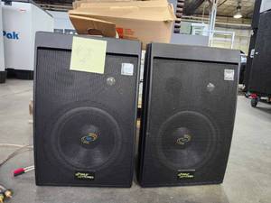 lot 22131 image: Pyle Pro PDMN-65 400W PA Speakers - Pair