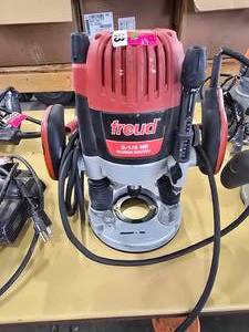 lot 19563 image: Freud 3.25 Hp Plunge Router Model FT3000VCR