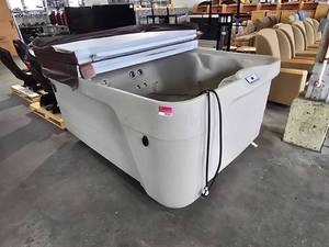 lot 19590 image: Free flow Spas 4 Seat Azure Hot Tub With Stairs