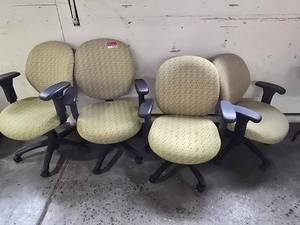 lot 19599 image: (4) Hon Muscatine Office Chairs