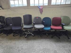 lot 19600 image: (8) Various Rolling Office Chairs