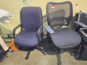 lot 19603 image: (2) Rolling Office Chairs