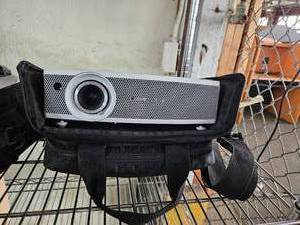 lot 21722 image: Canon LV-S3 Projector