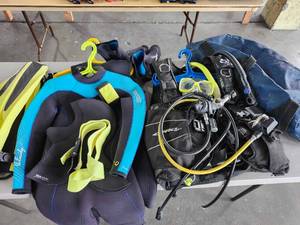 lot 12639 image: Womens, ML  Scuba Diving Set - Wetsuit, BCD, Tank, Fins and Accessories in Bag