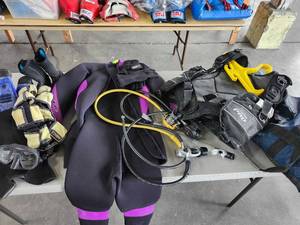 lot 12640 image: Womens XSSM  Scuba Diving Set - Wetsuit, BCD, Tank, Fins and Accessories in Bag