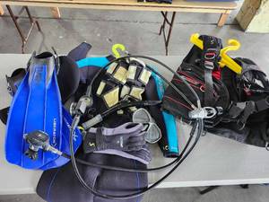 lot 12641 image: Womens Small  Scuba Diving Set - Wetsuit, BCD, Tank, Fins and Accessories in Bag
