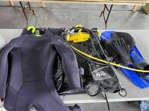 lot 12642 image: Mens Small  Scuba Diving Set - Wetsuit, BCD, Tank, Fins and Accessories in Bag