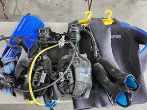 lot 12643 image: Mens Small  Scuba Diving Set - Wetsuit, BCD, Tank, Fins and Accessories in Bag