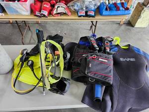 lot 12645 image: Mens MedLg,  Scuba Diving Set - Wetsuit, BCD, Tank, Fins and Accessories in Bag